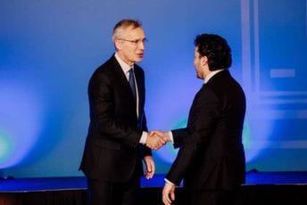 Stoltenberg dočekao Abazovića u Bukureštu, počinje NATO ministarski sastanak Stoltenberg dočekao Abazovića u Bukureštu, počinje NATO ministarski sastanak