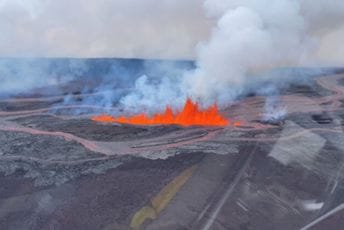 Najveći vulkan na svijetu izbacuje lavu 60 metara u vis Najveći vulkan na svijetu izbacuje lavu 60 metara u vis