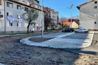 Cetinje: Započeto saniranje asfaltnih površina u naselju IV jul i ispred Osnovne škole “Njegoš”