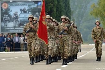 Iz budžetske rezerve "pozajmljuju" 180.000 eura za obuku vojnika Iz budžetske rezerve "pozajmljuju" 180.000 eura za obuku vojnika