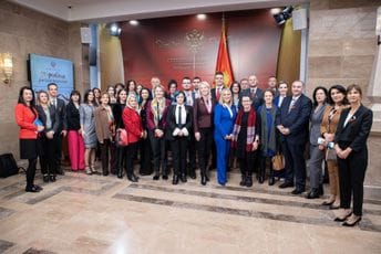 Jelušić: Ćutanjem o nasilju dopuštamo da žene i dalje žive kao žrtve; Bošnjak: Važno da kao krivično djelo definišemo femicid Jelušić: Ćutanjem o nasilju dopuštamo da žene i dalje žive kao žrtve; Bošnjak: Važno da kao krivično djelo definišemo femicid