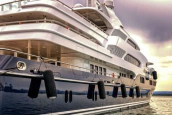 Agenti FBI tajno pretresli jahtu ukrajinskog oligarha u Trogiru Agenti FBI tajno pretresli jahtu ukrajinskog oligarha u Trogiru