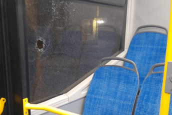 Vuković: Još jedan novi autobus kamenovan Vuković: Još jedan novi autobus kamenovan