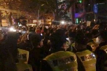 Kina zbog protesta uvela hitnu cenzuru: Građani pokušavaju da probiju "Veliki internet-zid" Kina zbog protesta uvela hitnu cenzuru: Građani pokušavaju da probiju "Veliki internet-zid"