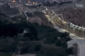 Migrant paraglajderom preletio granicu (VIDEO) Migrant paraglajderom preletio granicu (VIDEO)