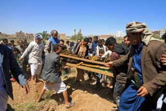 Najmanje pet poginulih u bombaškom napadu u džamiji u Jemenu Najmanje pet poginulih u bombaškom napadu u džamiji u Jemenu