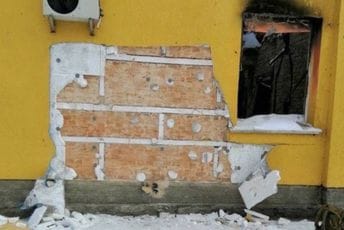 Odrezali gips sa zida: U Ukrajini pokušali da ukradu Benksijev mural Odrezali gips sa zida: U Ukrajini pokušali da ukradu Benksijev mural