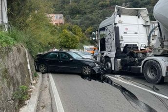 Sudar kamiona i automobila na izlazu iz Budve
