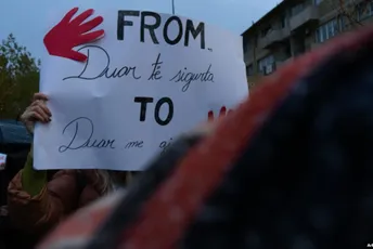 Slučaj ubistva trudnice u Prištini: Suspendovana četiri policajca Transparent sa porukom "Iz sigurnih u krvave ruke", na protestu u Prištini nakon ubistva trudnice