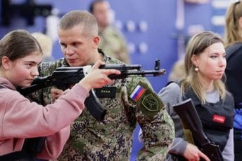 U Rusiji civili na vojnoj obuci, među njima i djeca U Rusiji civili na vojnoj obuci, među njima i djeca