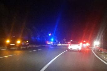 Udes na putu Podgorica-Cetinje: Jedno vozilo završilo na krovu