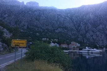 Kotor: Auto upalo u more, spasioci na terenu