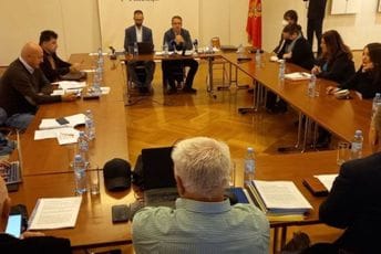 Novinar mora imati benificirani radni staž i licencu Novinar mora imati benificirani radni staž i licencu