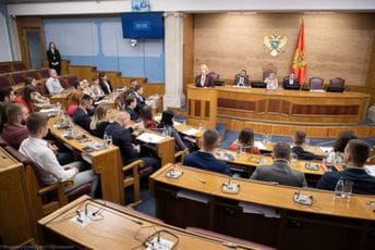 Đurović: Institucije moraju uključiti mlade u demokratsko odlučivanje Đurović: Institucije moraju uključiti mlade u demokratsko odlučivanje