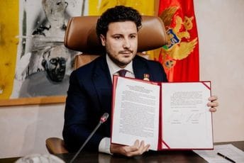 Skandal: Kabinet Đukanovića za potpisivanje saznao posredstvom medija?! Skandal: Kabinet Đukanovića za potpisivanje saznao posredstvom medija?!