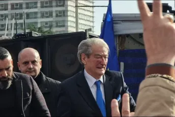 Haos u Tirani: Beriša povrijeđen, na osobu koja ga je napala nasrnuli demonstranti (VIDEO) Haos u Tirani: Beriša povrijeđen, na osobu koja ga je napala nasrnuli demonstranti (VIDEO)