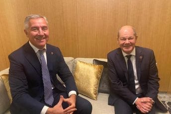 Đukanović i Šolc: Puna saglasnost o važnosti Berlinskog procesa kao najboljeg okvira za regionalno povezivanje Đukanović i Šolc: Puna saglasnost o važnosti Berlinskog procesa kao najboljeg okvira za regionalno povezivanje