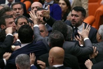(VIDEO) Tuča u parlamentu Turske (VIDEO) Tuča u parlamentu Turske