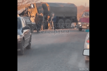 (VIDEO ) Kamion ruske vojske sudario se sa civilnim busom (VIDEO ) Kamion ruske vojske sudario se sa civilnim busom
