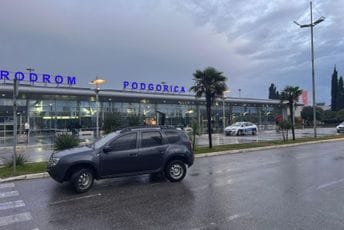 Antena M: Rođak tvrdi da je Kneževićevo obezbjeđenje boksom udarilo na Cetinjane, pa su onda prijavili policiji napad Antena M: Rođak tvrdi da je Kneževićevo obezbjeđenje boksom udarilo na Cetinjane, pa su onda prijavili policiji napad