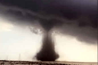 (VIDEO) Tornado odnio krov tokom koncerta u Ilinoisu: Poginula jedna osoba (VIDEO) Tornado odnio krov tokom koncerta u Ilinoisu: Poginula jedna osoba