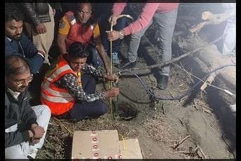 Trka sa vremenom: Dječak u Indiji upao u bunar dubok 122 metra, spasioci više od 16 sati pokušavaju da ga izvuku Trka sa vremenom: Dječak u Indiji upao u bunar dubok 122 metra, spasioci više od 16 sati pokušavaju da ga izvuku