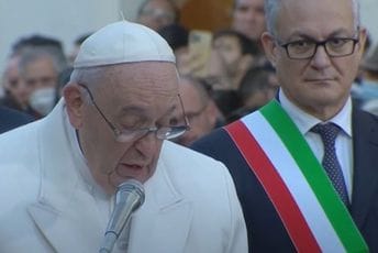 (VIDEO) Papa Franjo tokom molitve pomenuo Ukrajinu, pa zaplakao (VIDEO) Papa Franjo tokom molitve pomenuo Ukrajinu, pa zaplakao