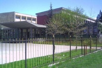 Treći dan bez lož ulja: Nikšićki srednjoškolci u jaknama prate nastavu Treći dan bez lož ulja: Nikšićki srednjoškolci u jaknama prate nastavu