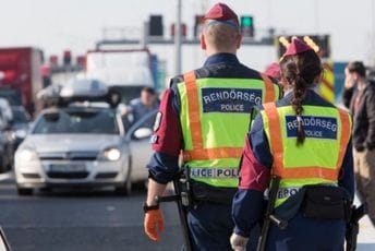 Krijumčar iz Srbije iskočio iz automobila bježeći od mađarske policije Krijumčar iz Srbije iskočio iz automobila bježeći od mađarske policije