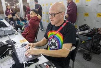 Na sinoćnjoj utakmici u Kataru preminuo novinar koji je priveden na početku SP-a zbog majice sa duginim bojama Na sinoćnjoj utakmici u Kataru preminuo novinar koji je priveden na početku SP-a zbog majice sa duginim bojama