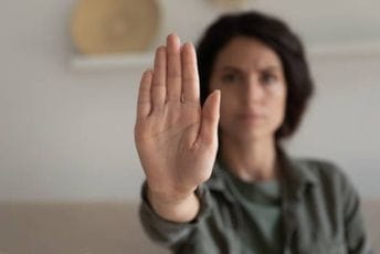 Velika Britanija uvodi zatvorsku kaznu za uznemiravanje na ulici: "Svaka žena treba da se osjeća sigurnom" Velika Britanija uvodi zatvorsku kaznu za uznemiravanje na ulici: "Svaka žena treba da se osjeća sigurnom"