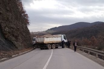 Napeto na Kosovu nakon hapšenja policajca: Srbi postavljaju barikade, čuju se sirene Napeto na Kosovu nakon hapšenja policajca: Srbi postavljaju barikade, čuju se sirene