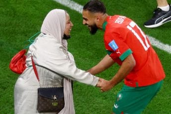 Reprezentativac Maroka plesom sa majkom na terenu proslavio pobjedu Reprezentativac Maroka plesom sa majkom na terenu proslavio pobjedu