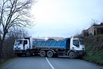 Ambasade SAD u Beogradu i Prištini: Smjesta ukloniti barikade sa puteva