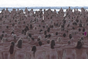 (VIDEO) Hiljade golih ljudi na plaži učestvovale u stvaranju umjetničkog djela (VIDEO) Hiljade golih ljudi na plaži učestvovale u stvaranju umjetničkog djela