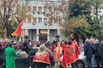 "Ima nas": Pojedini poslanici DPS ulaze u Skupštinu, Milačić demonstrantima pokazao tri prsta