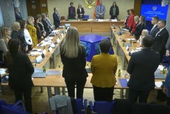 Jelušić pozvala da svi ustanu na himnu, poslanica DF-a ostala da sjedi Jelušić pozvala da svi ustanu na himnu, poslanica DF-a ostala da sjedi