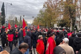 Ima nas: Ispred Skupštine sve više građana, ali i policijskih snaga (FOTO/VIDEO)