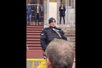 (VIDEO) Pogledajte kako policajac pjeva sa demonstrantima ispred Skupštine (VIDEO) Pogledajte kako policajac pjeva sa demonstrantima ispred Skupštine