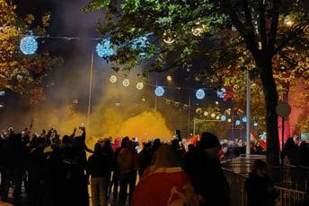 Još se ne razlilaze: Građani pjevaju himnu i pale baklje (FOTO/VIDEO)
