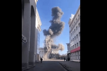 Rusi pogodili zgradu administracije na glavnom trgu oslobođenog Hersona (Video) Rusi pogodili zgradu administracije na glavnom trgu oslobođenog Hersona (Video)