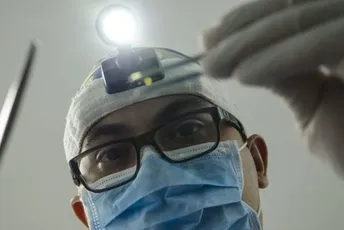 Švajcarska: Majka završila na sudu, jer je kćerki izvadila mliječne zube Švajcarska: Majka završila na sudu, jer je kćerki izvadila mliječne zube