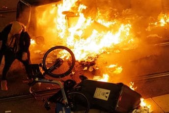 Žestoki neredi i tuče obilježile proteklu noć u brojnim gradovima Francuske (VIDEO) Žestoki neredi i tuče obilježile proteklu noć u brojnim gradovima Francuske (VIDEO)