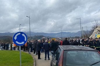 Naša je dužnost da branimo zemlju: Blokiran saobraćaj na Cetinju, u Mojkovcu i Nikšiću Naša je dužnost da branimo zemlju: Blokiran saobraćaj na Cetinju, u Mojkovcu i Nikšiću