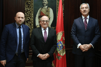 Đukanović sa izaslanicima Britanije i Njemačke: U CG došlo do ozbiljnog ruiniranja sistema, evropski put zaustavljen Đukanović sa izaslanicima Britanije i Njemačke: U CG došlo do ozbiljnog ruiniranja sistema, evropski put zaustavljen