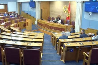 Krenuli od akta odbora, stizali do djeda mraza, petokrake, Tita i zavjera Krenuli od akta odbora, stizali do djeda mraza, petokrake, Tita i zavjera