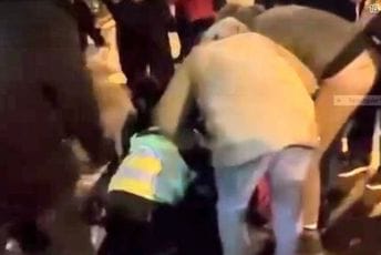 Zeković u ime GI 21. maj podnio i krivičnu prijavu; Čoković tvrdi: Policajac me napao biber sprejom, onesvijestila sam se i završila u Hitnoj Zeković u ime GI 21. maj podnio i krivičnu prijavu; Čoković tvrdi: Policajac me napao biber sprejom, onesvijestila sam se i završila u Hitnoj