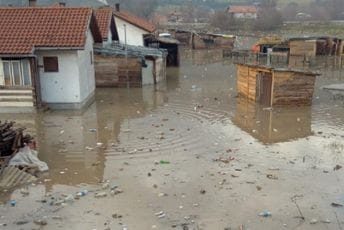 Poplavljena naselja u Beranama: Većina stanovnika “Riversajda” napustila domove, čekaju da se voda povuče Poplavljena naselja u Beranama: Većina stanovnika “Riversajda” napustila domove, čekaju da se voda povuče