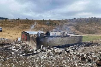 Požari na Žabljaku: Jedna kuća potpuno izgorjela, na drugoj ogromna materijalna šteta Požari na Žabljaku: Jedna kuća potpuno izgorjela, na drugoj ogromna materijalna šteta