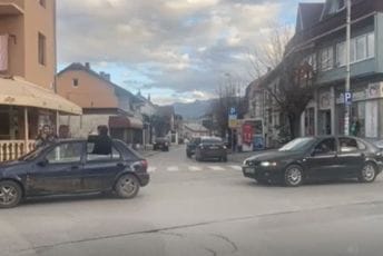 Mještani poplavljenog naselja protestovali u Beranama, nezadovoljni su reakcijom nadležnih Mještani poplavljenog naselja protestovali u Beranama, nezadovoljni su reakcijom nadležnih